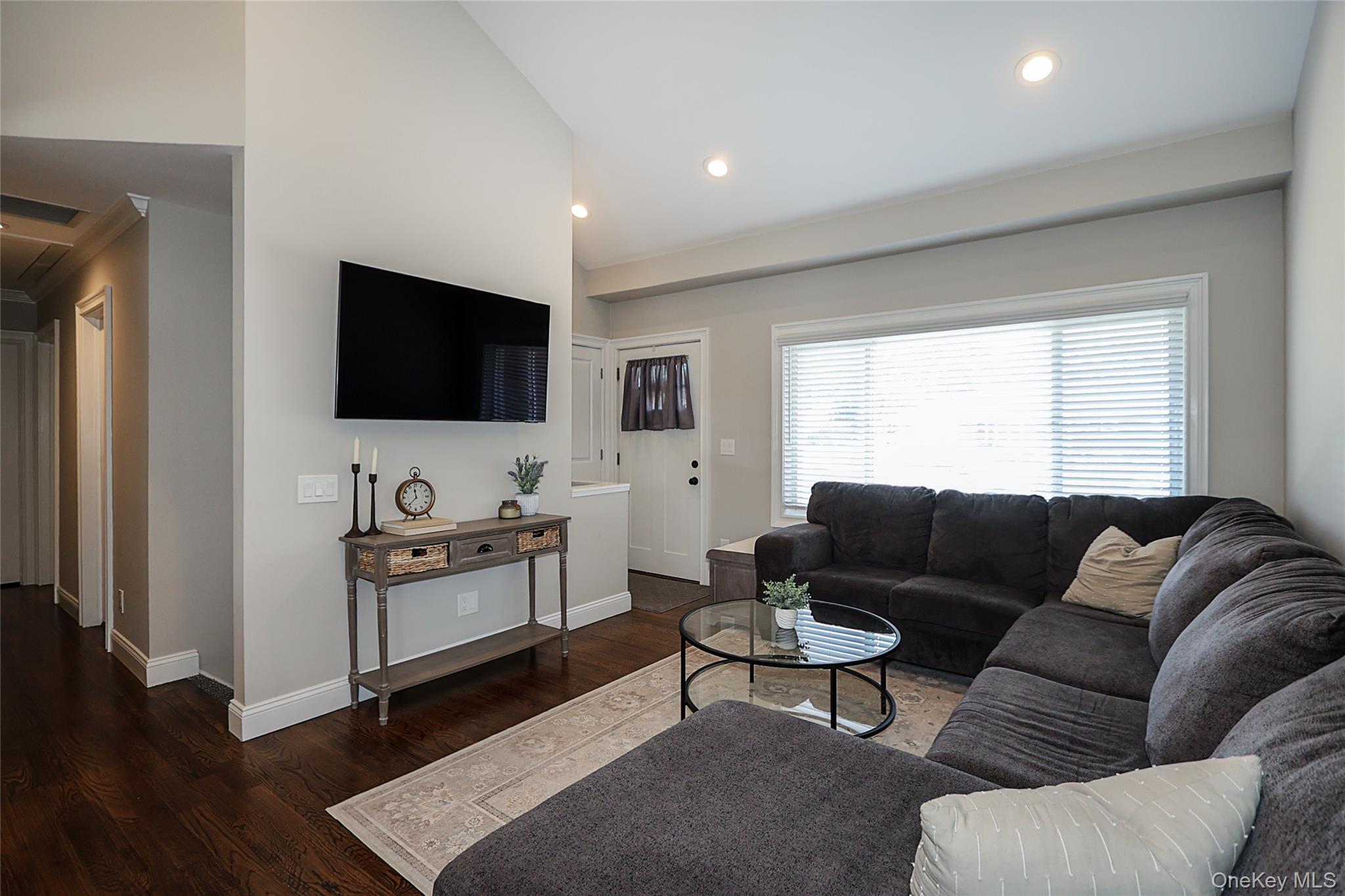 #6 photo, 1057 Thompson Drive, سوفولك Bay Shore , NY 11706