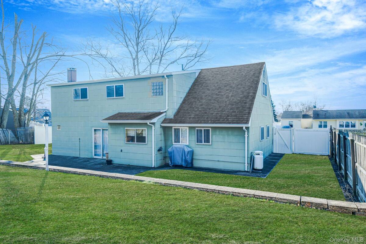 #24 photo, 75 Oakcrest Avenue, সাফোক কাউন্টি Farmingville , NY 11738