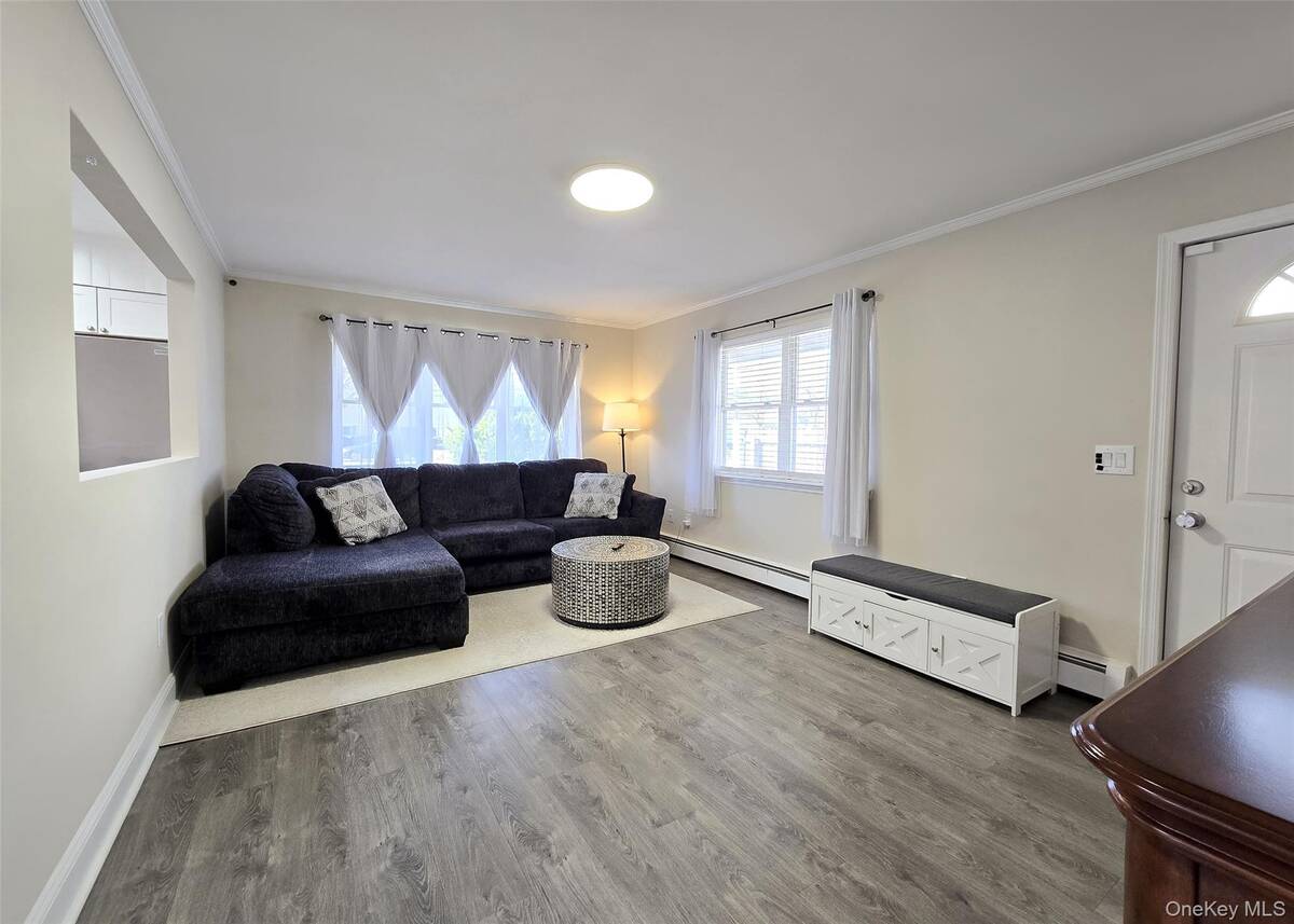 #3 photo, 325 N Dunton Avenue, מחוז סאפוק East Patchogue , NY 11772