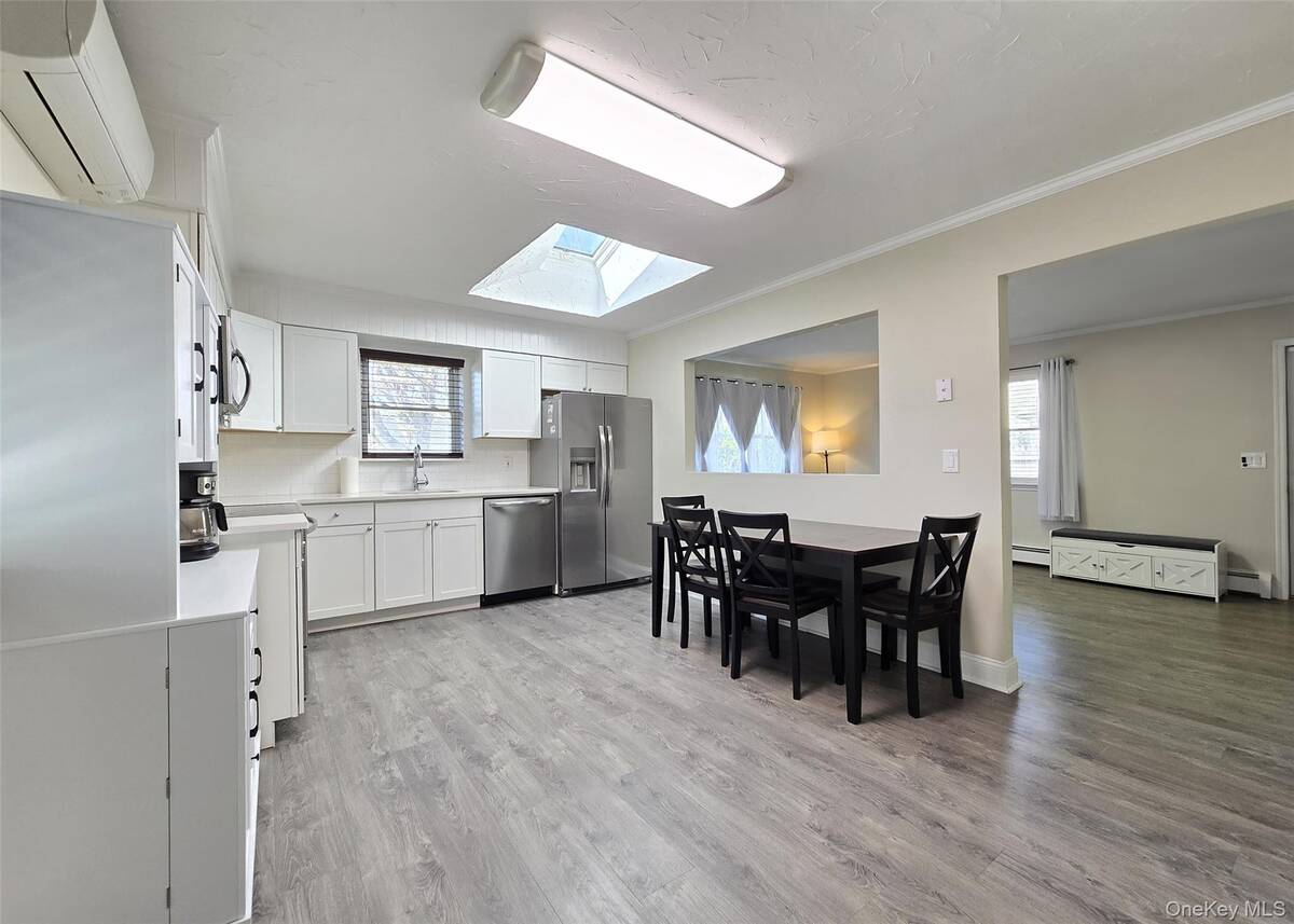 #5 photo, 325 N Dunton Avenue, מחוז סאפוק East Patchogue , NY 11772