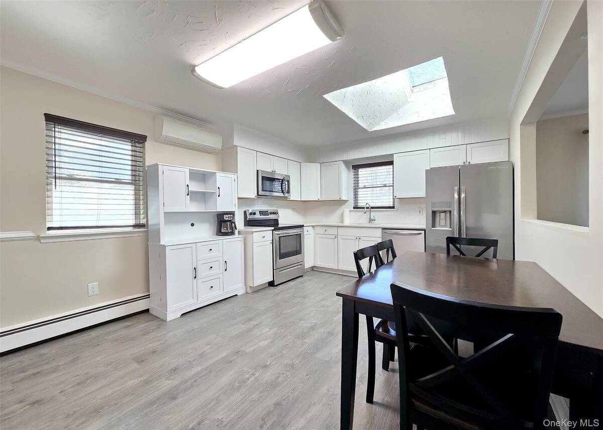 #6 photo, 325 N Dunton Avenue, מחוז סאפוק East Patchogue , NY 11772