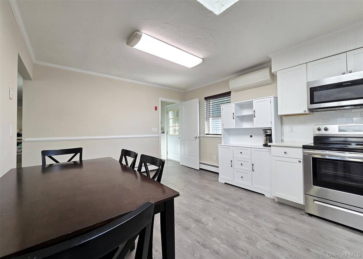 #7 photo, 325 N Dunton Avenue, מחוז סאפוק East Patchogue , NY 11772