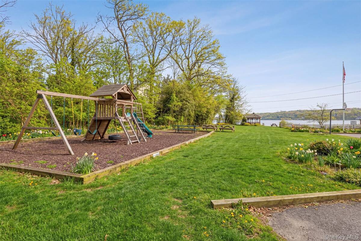 #23 photo, 66 Chestnut Avenue, Setauket , NY 11733