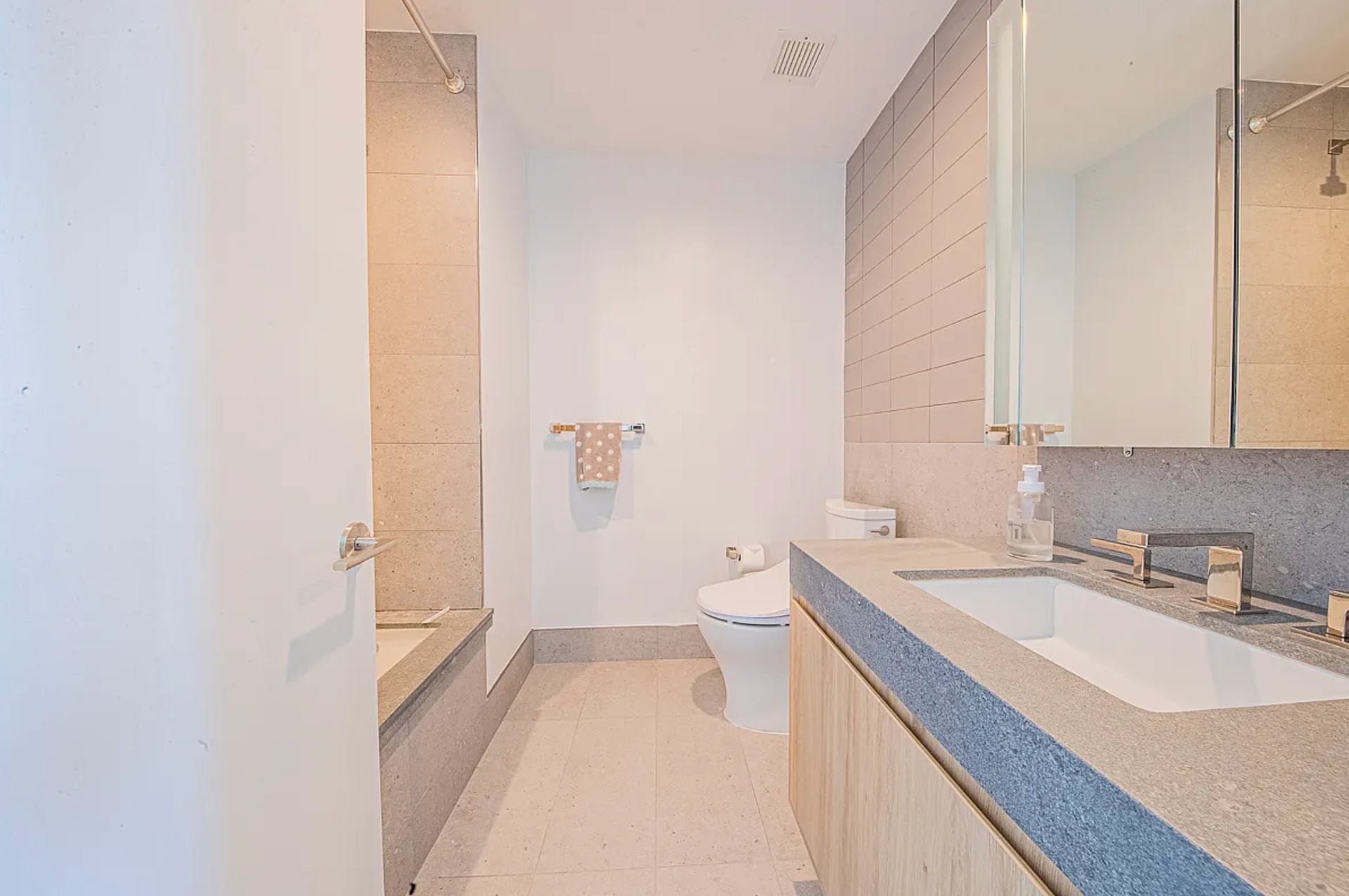 #5 photo, 24-16 Queens Plaza S, 皇后区 长岛城 Long Island City , NY 11101