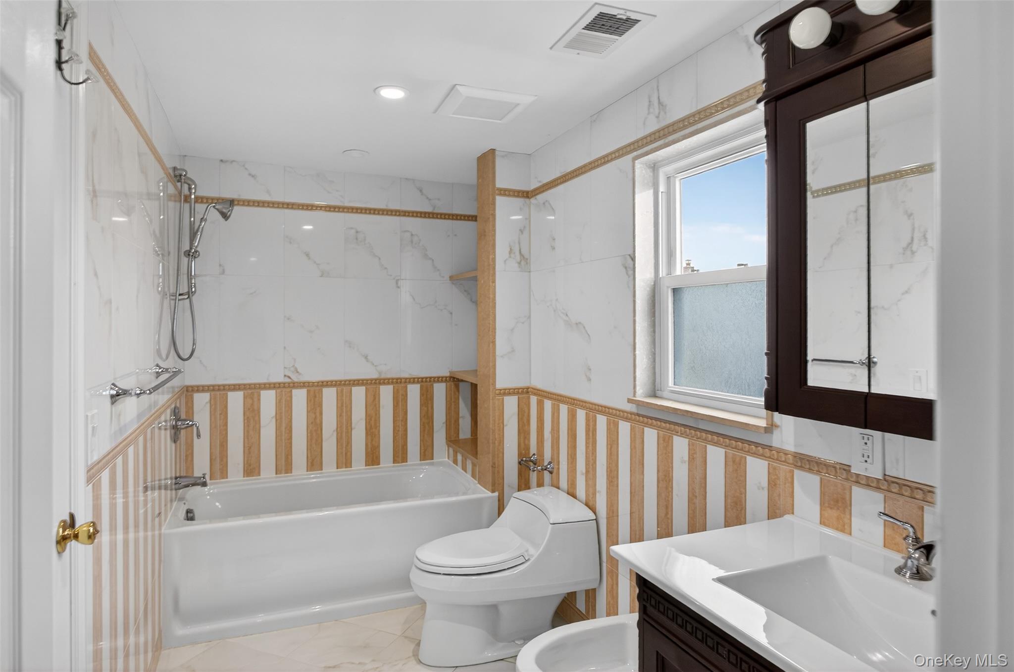 #13 photo, 256 Royal Avenue, Mineola , NY 11501