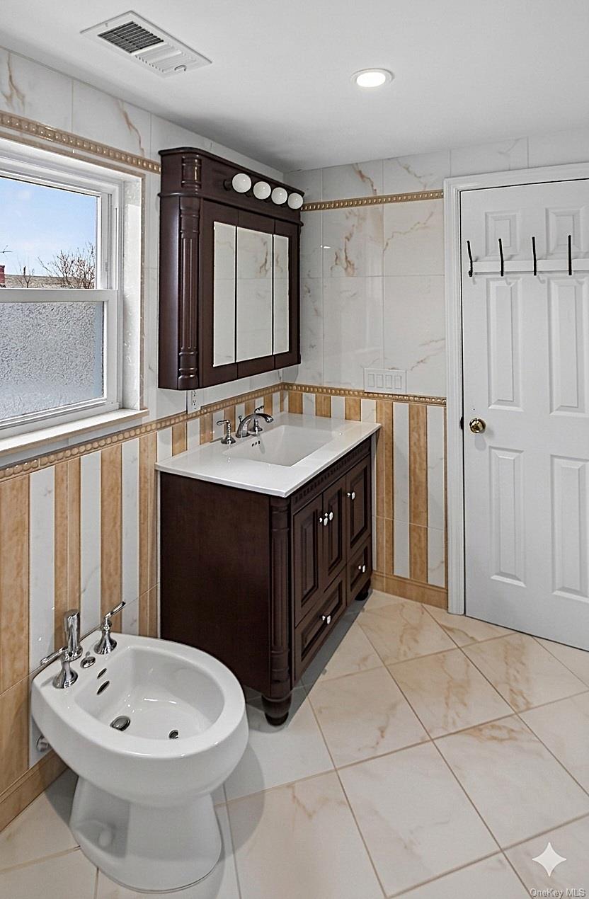 #14 photo, 256 Royal Avenue, Mineola , NY 11501