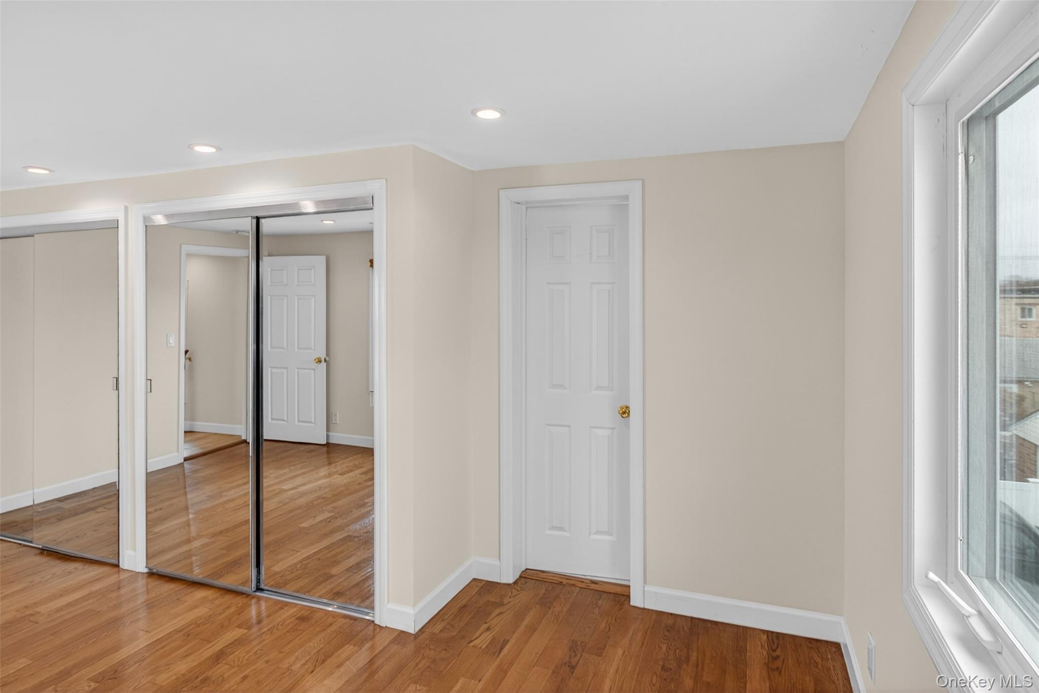 #7 photo, 256 Royal Avenue, Mineola , NY 11501