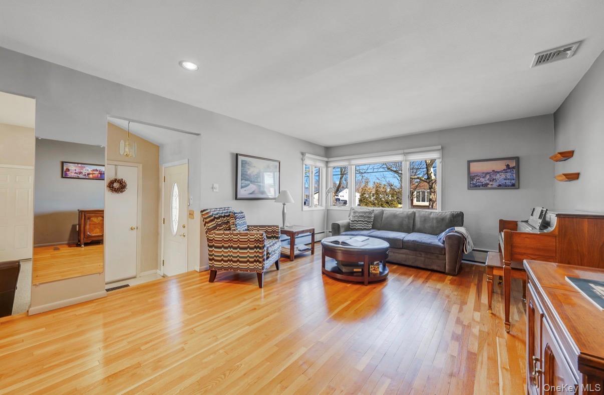 #2 photo, 8 Leeward Lane, Commack , NY 11725