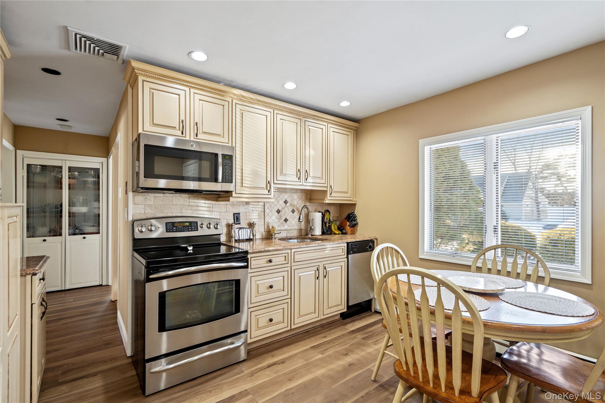 #4 photo, 18 Bridle Lane, ناسو Hicksville , NY 11801