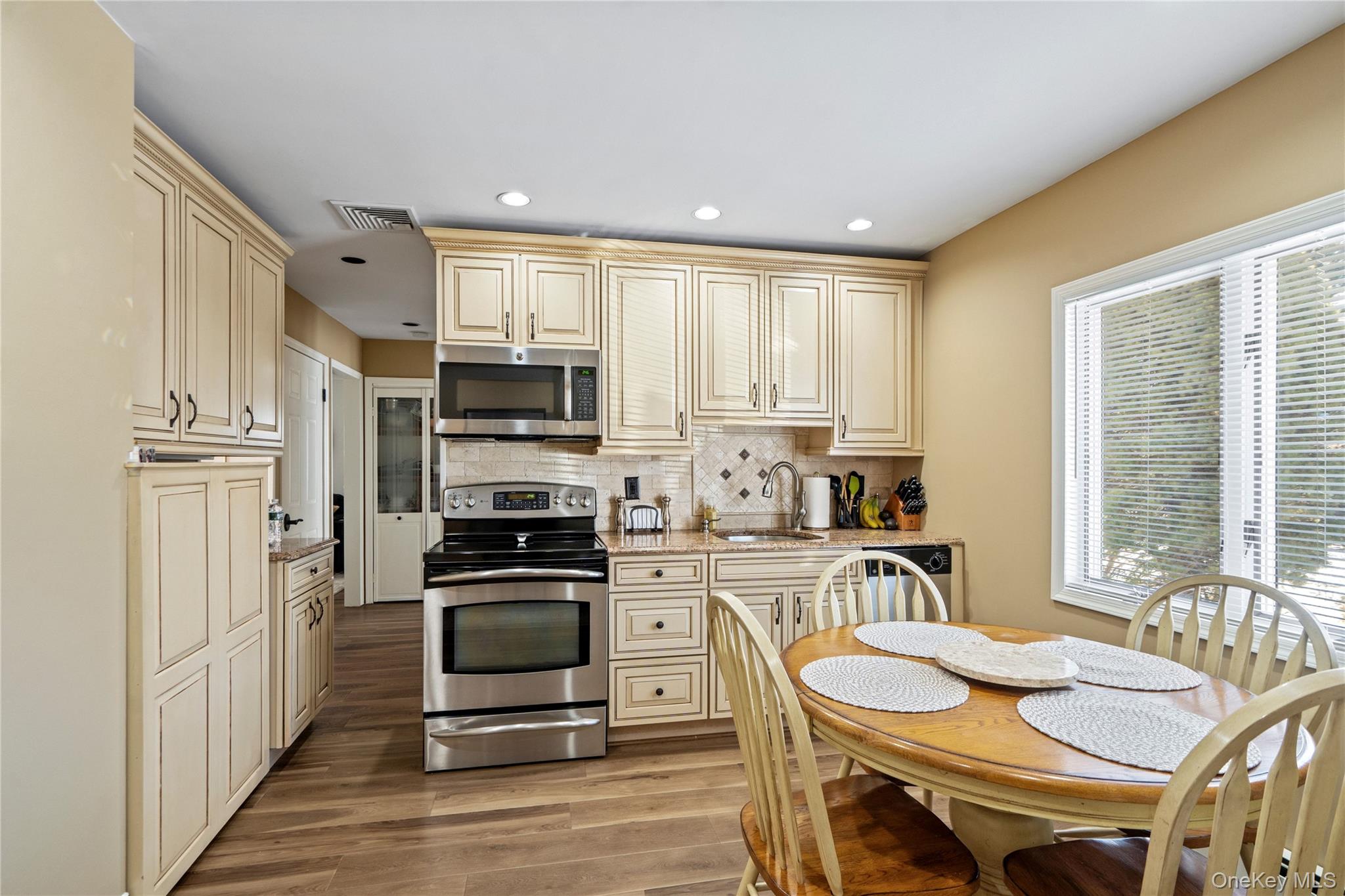 #5 photo, 18 Bridle Lane, ناسو Hicksville , NY 11801