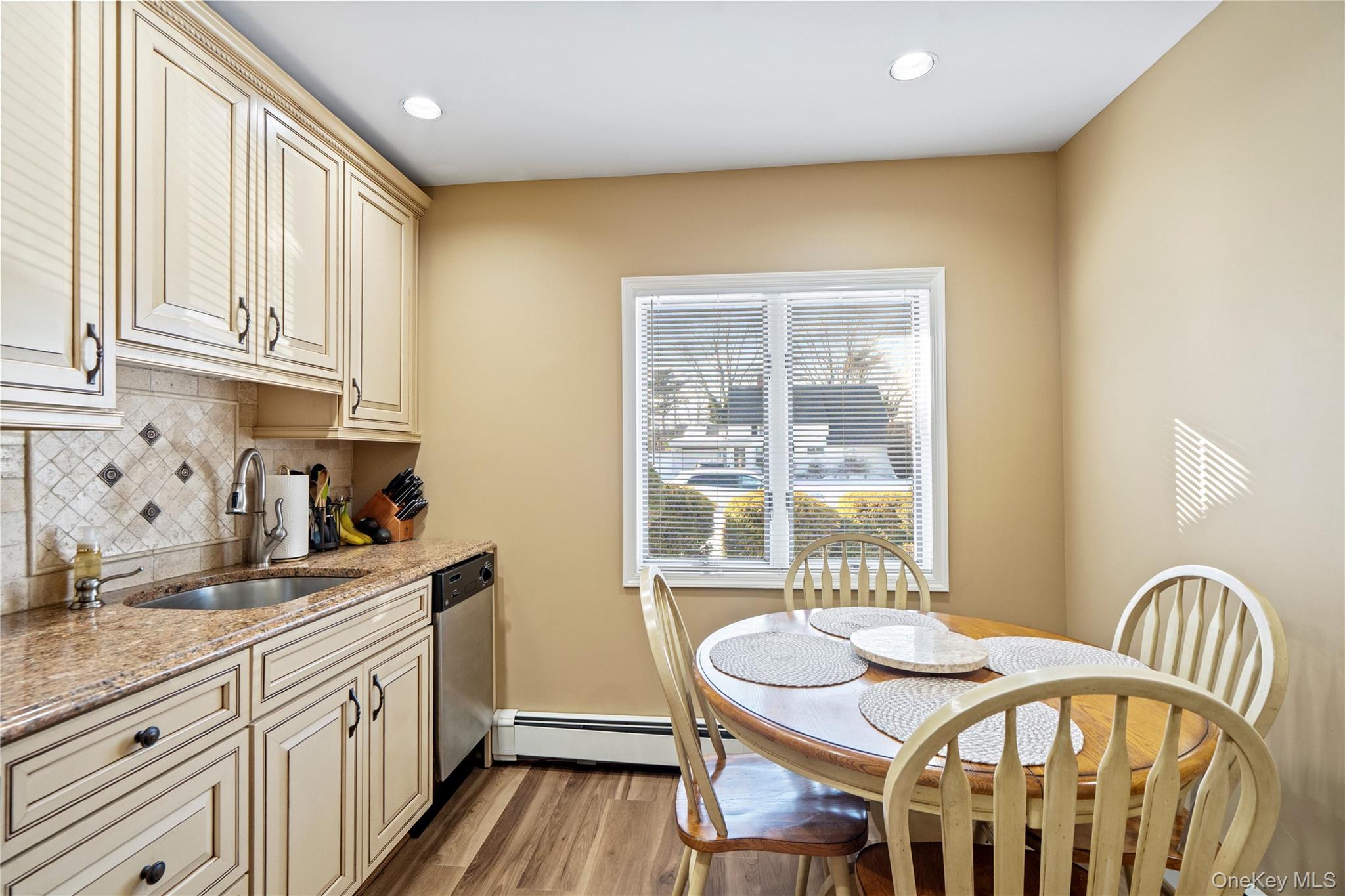 #6 photo, 18 Bridle Lane, ناسو Hicksville , NY 11801