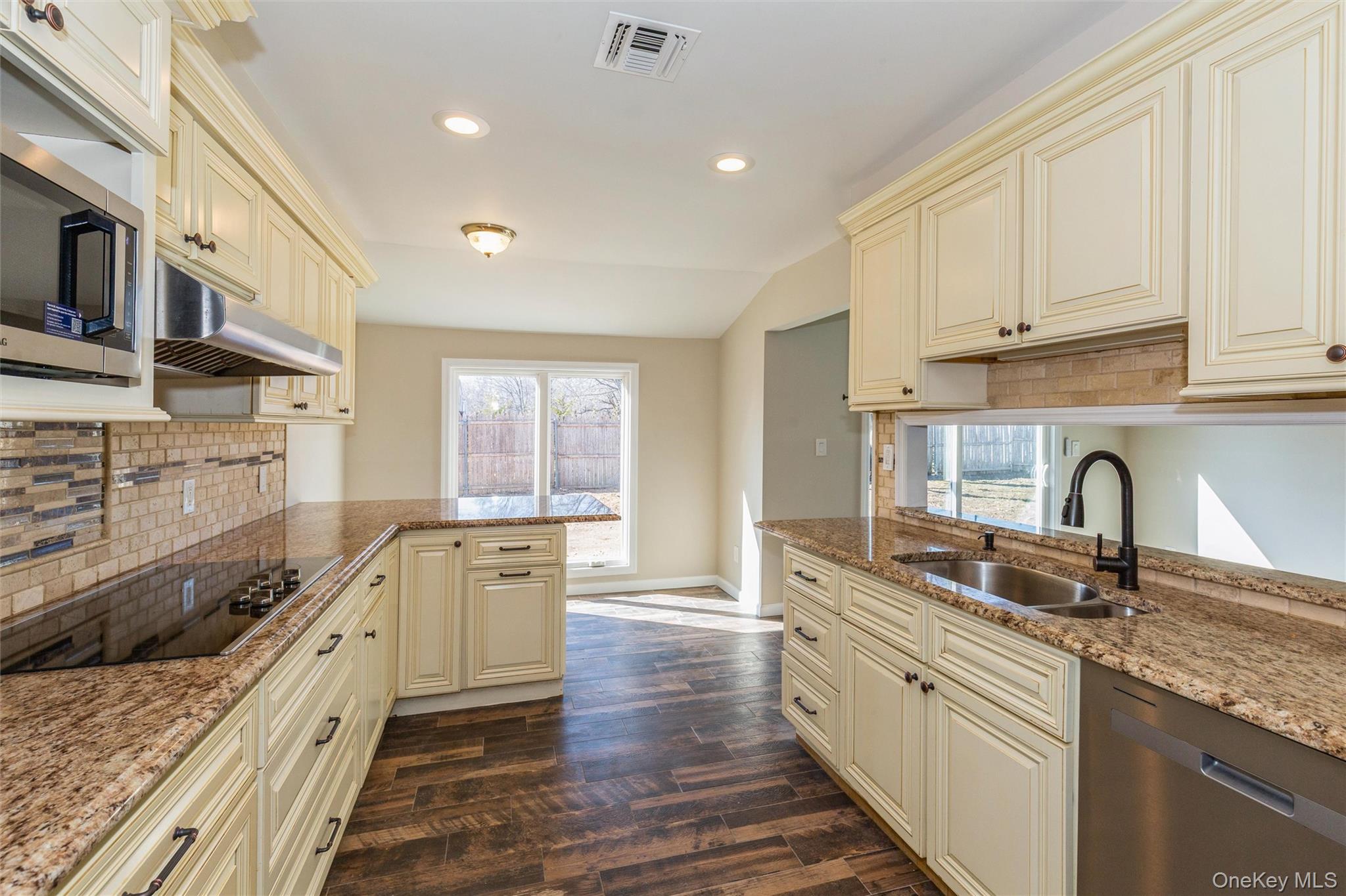 #9 photo, 12 Fowler Lane, सफ़ोक काउंटी Mount Sinai , NY 11766