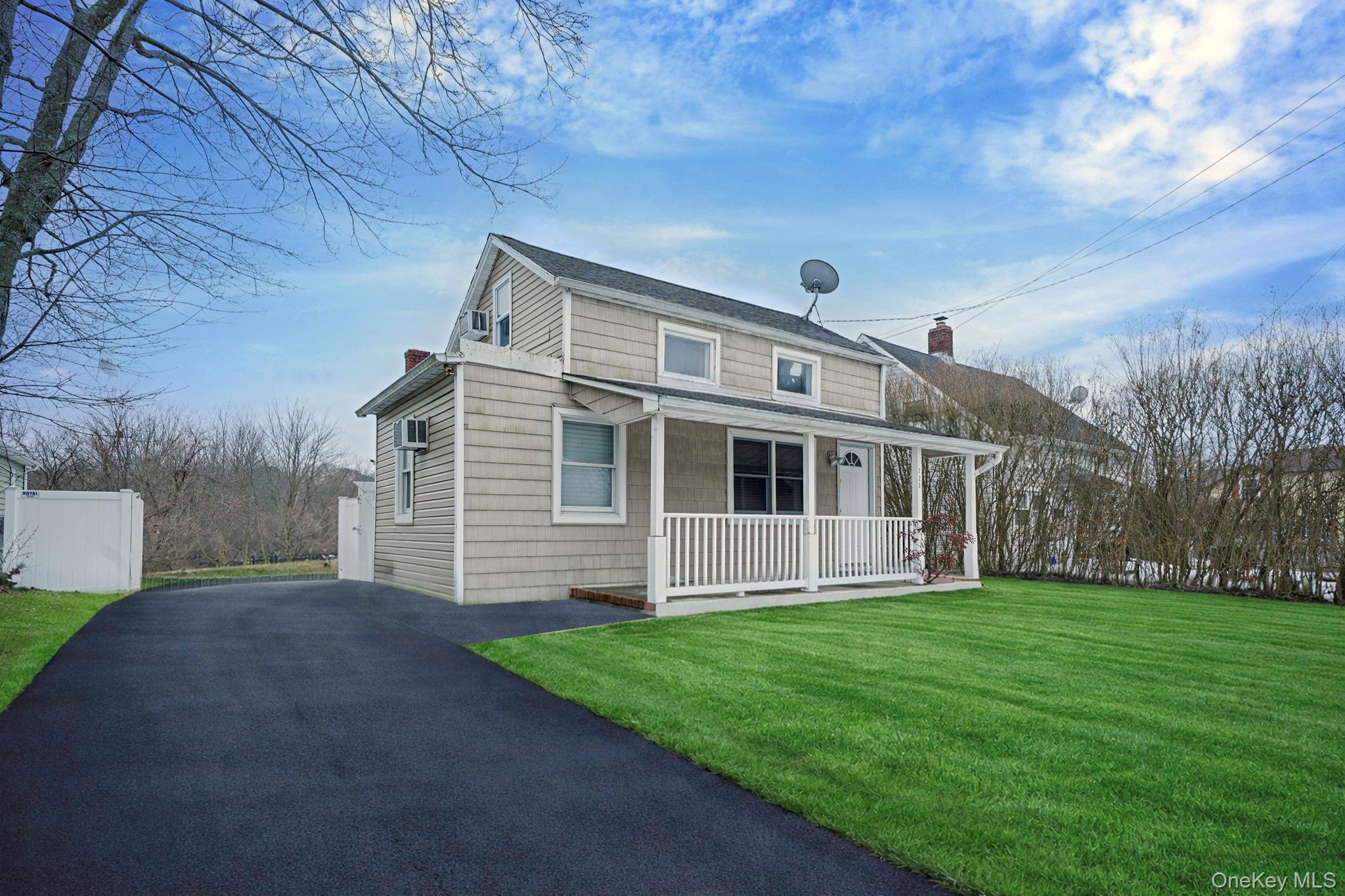 #1 photo, 723 W Main Street, מחוז סאפוק Riverhead , NY 11901