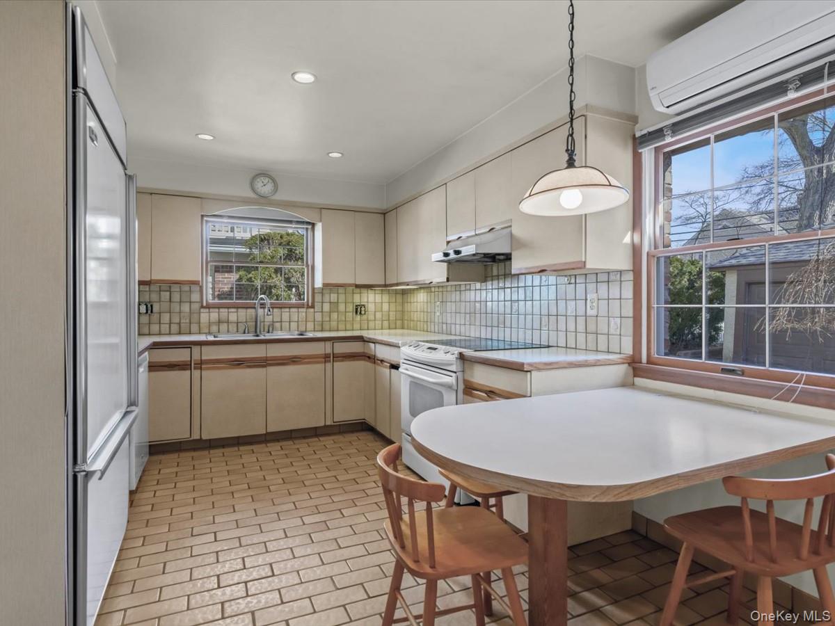 #12 photo, 109 Wickham Road, Garden City , NY 11530