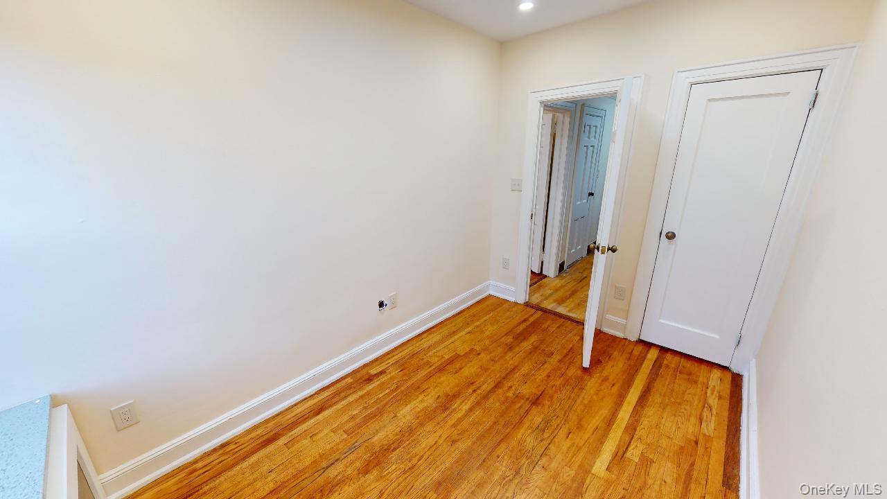 #20 photo, 90-09 68th Avenue, कुईंस Forest Hills , NY 11375