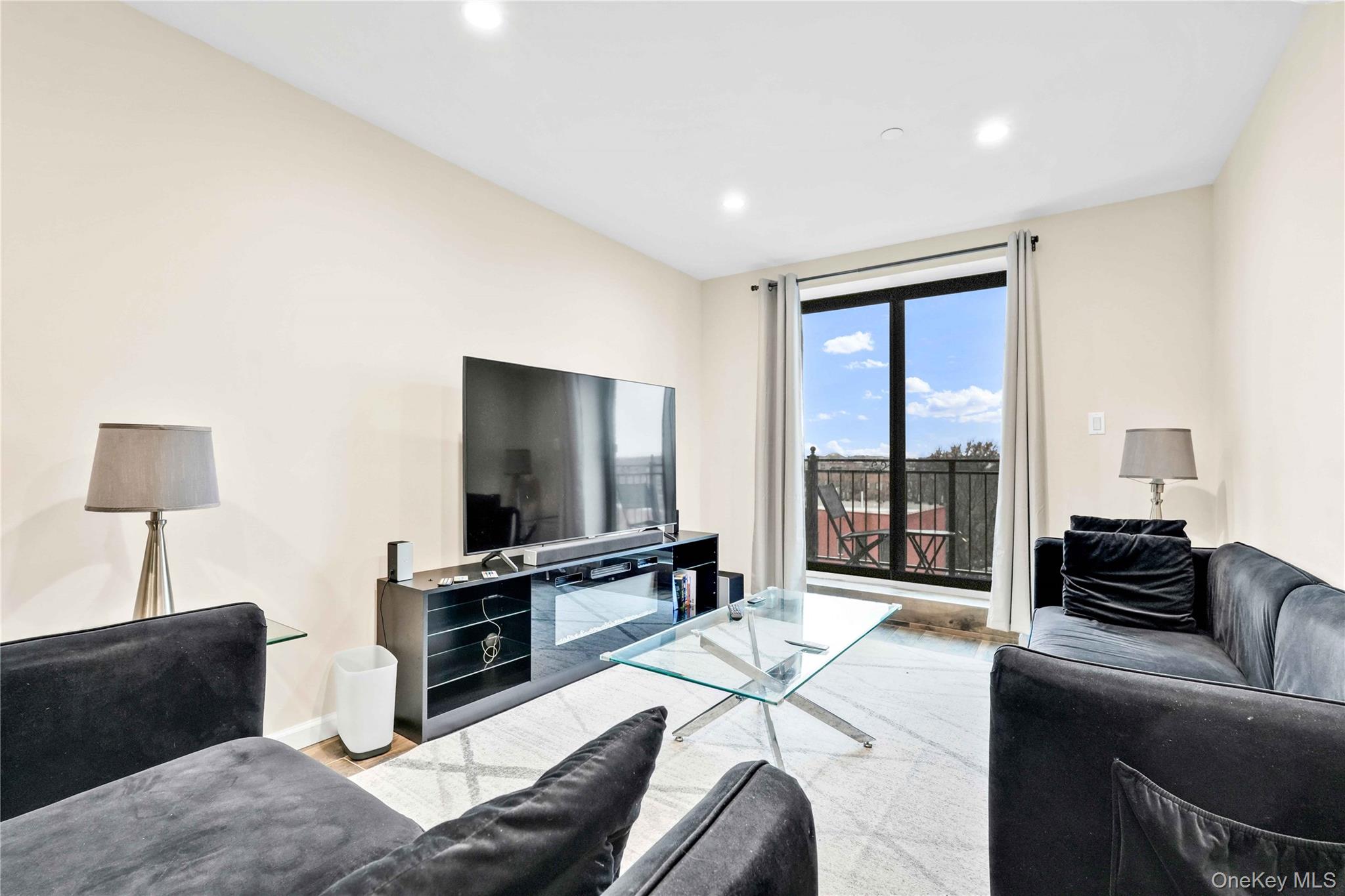 #11 photo, 65-27 Roosevelt Ave, 皇后區 Woodside , NY 11377