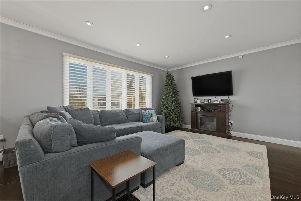 #5 photo, 881 Buckley Place, Westbury , NY 11590