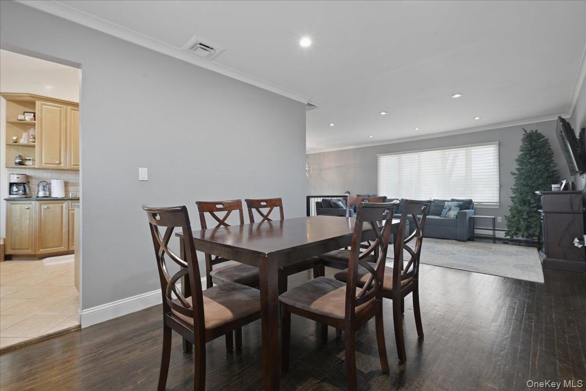 #9 photo, 881 Buckley Place, Westbury , NY 11590