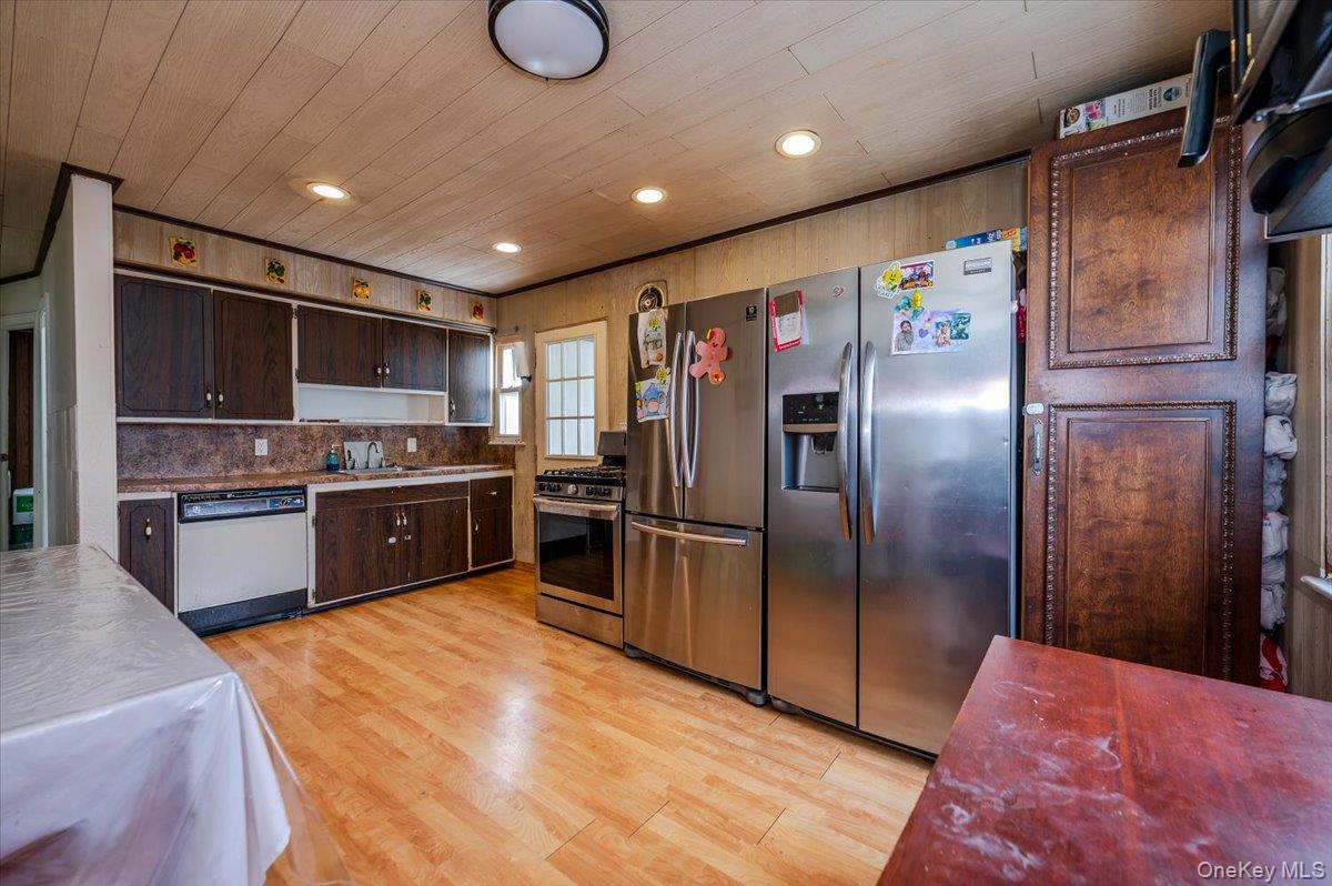 #4 photo, 21 Oak Avenue, Inwood , NY 11096