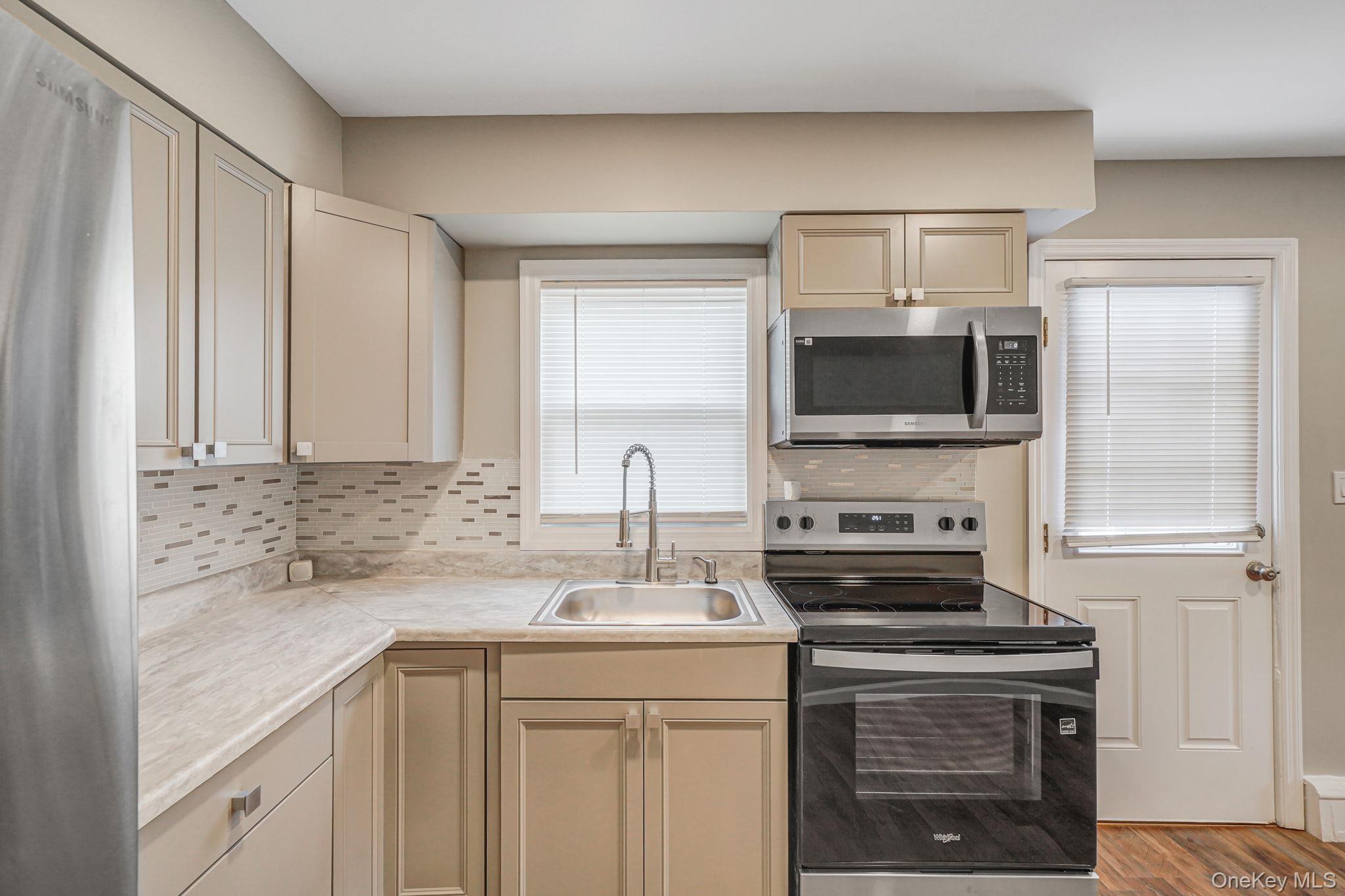 #4 photo, 130 5th Avenue, सफ़ोक काउंटी Bay Shore , NY 11706