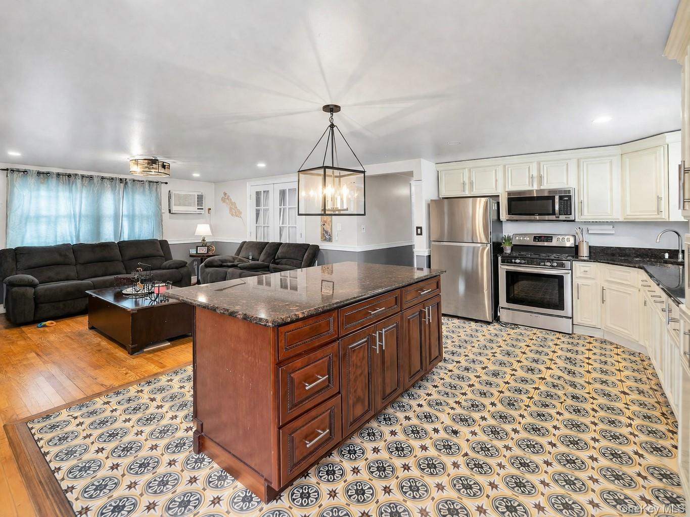 #13 photo, 30 Norfolk Drive, নাসাউ কাউন্টি Elmont , NY 11003