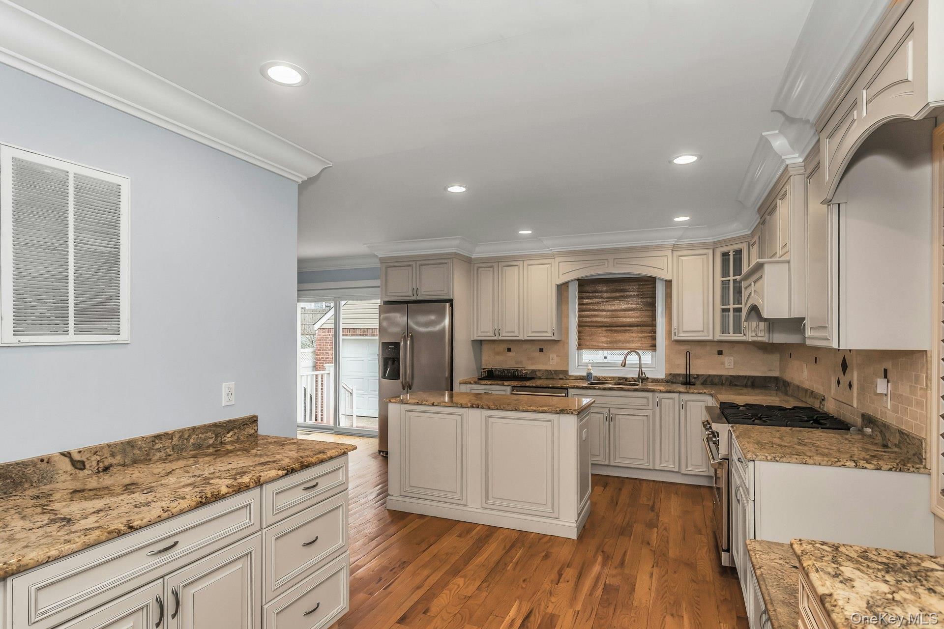 #12 photo, 180 Kensington Road, Garden City South , NY 11530