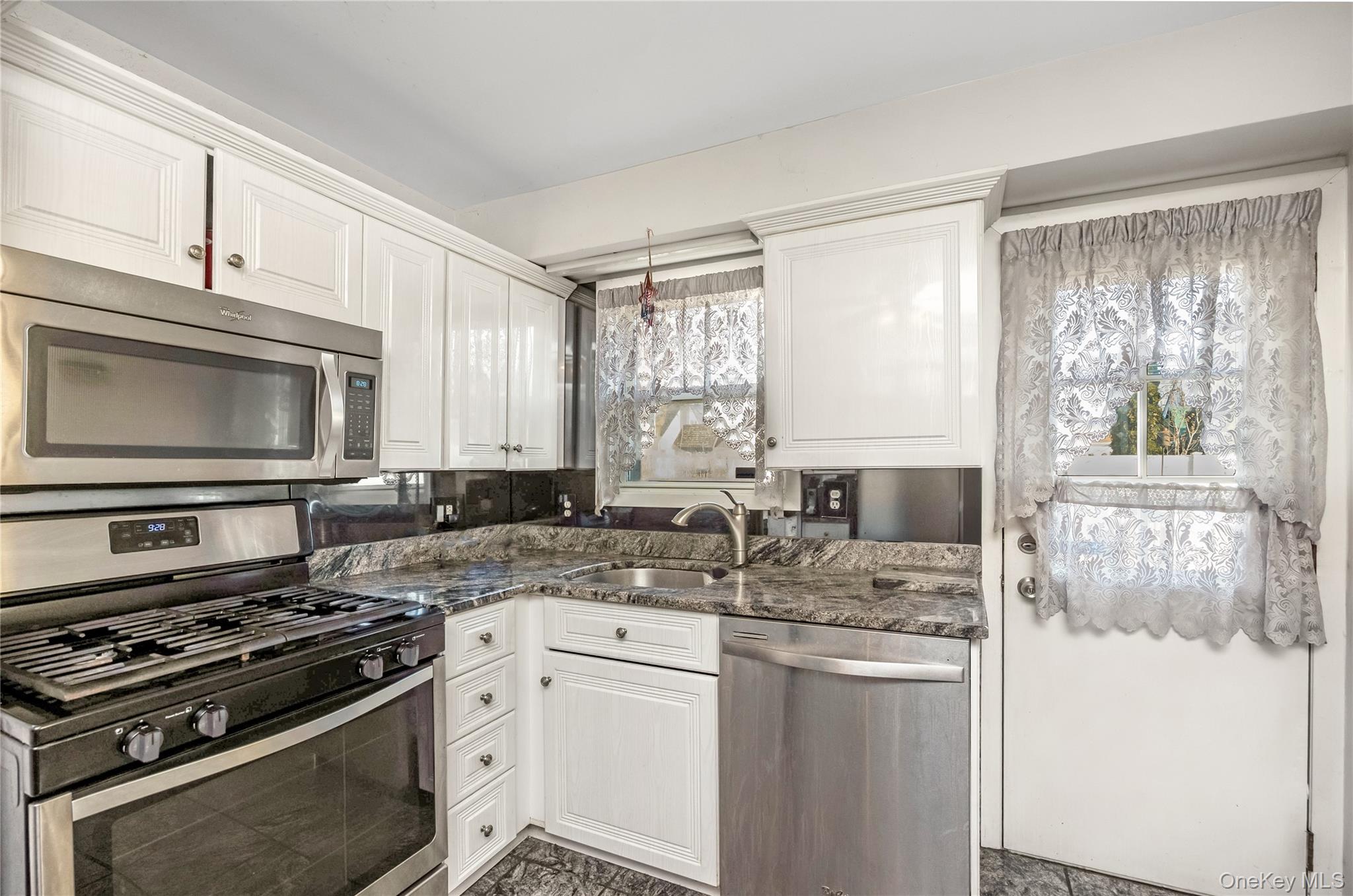 #11 photo, 3647 Bernard Drive, ناسو Wantagh , NY 11793