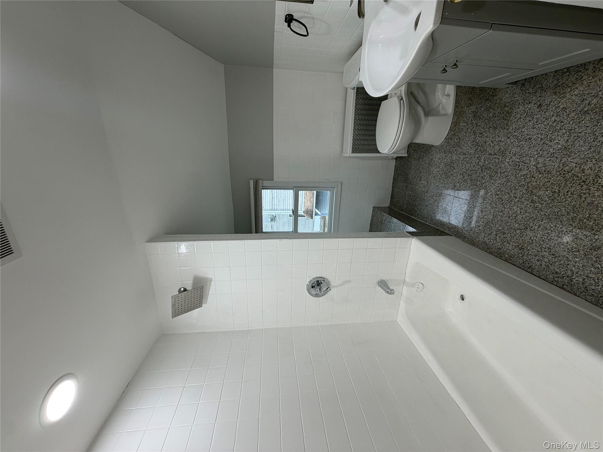 #12 photo, 7 S Atlantic Street, सफ़ोक काउंटी Bay Shore , NY 11706