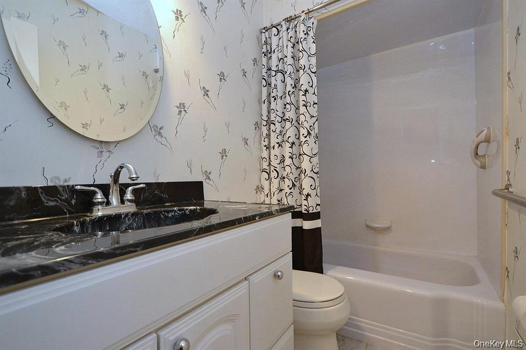 #11 photo, 348 Town Line Road, מחוז סאפוק Commack , NY 11725