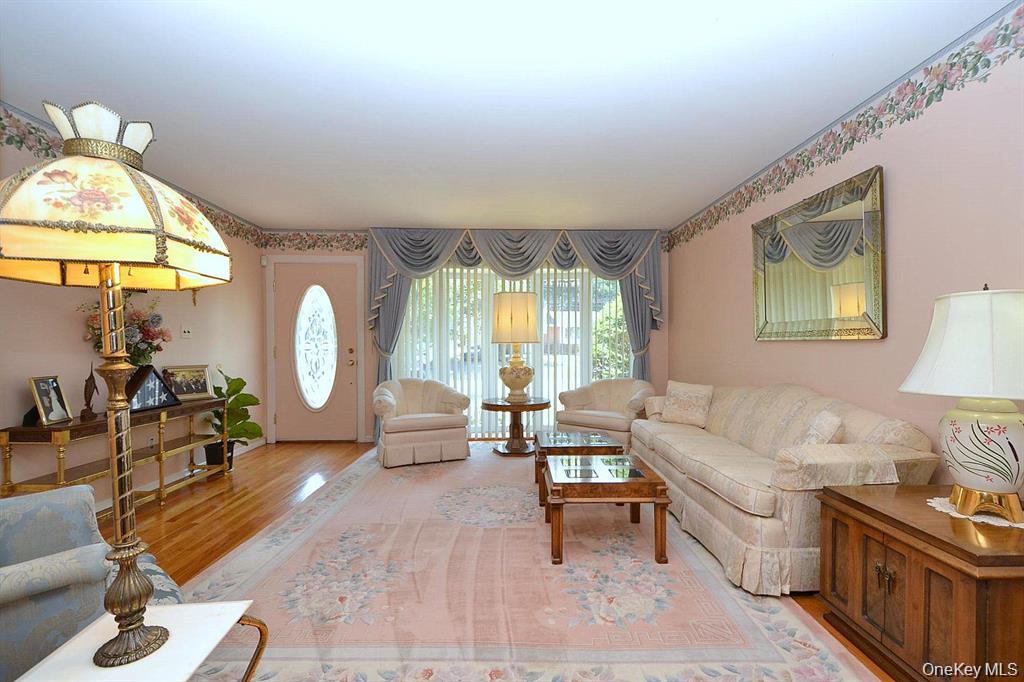 #8 photo, 348 Town Line Road, מחוז סאפוק Commack , NY 11725