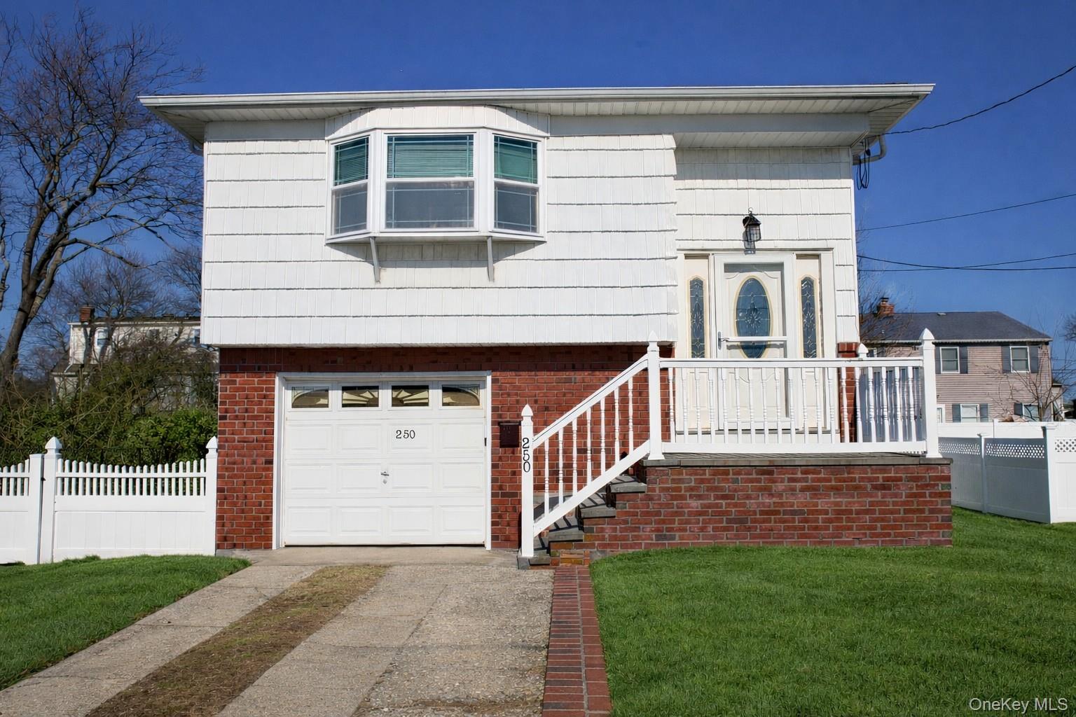 #1 photo, 250 Wyona Avenue, سوفولك Lindenhurst , NY 11757