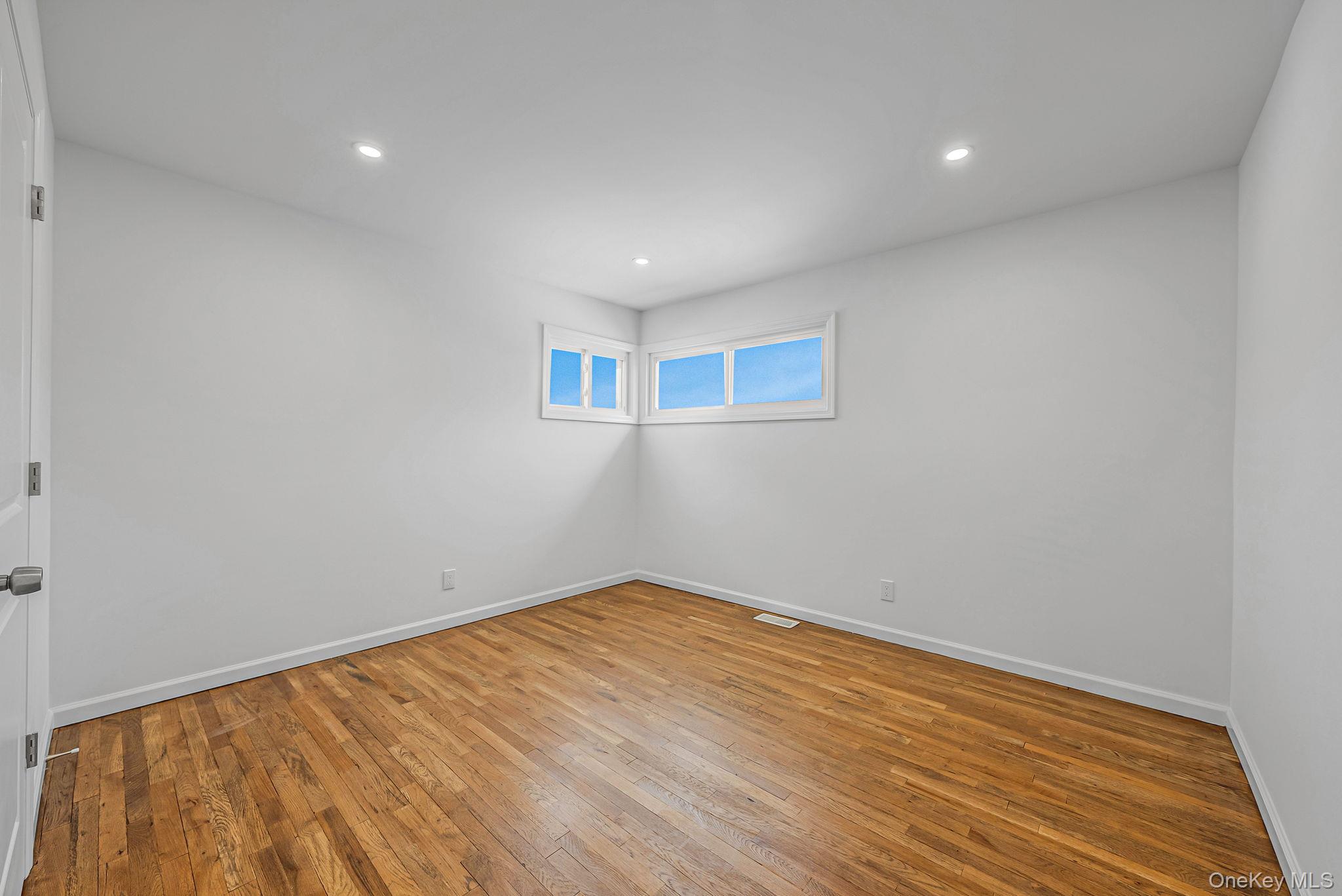 #20 photo, 18 Oakdale Place, Massapequa Park , NY 11762