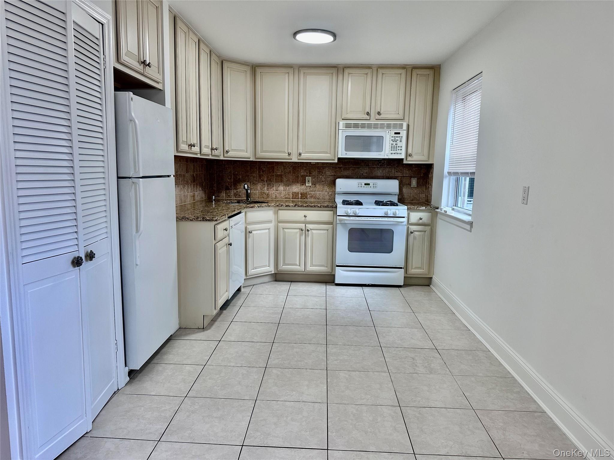 #6 photo, 25555 75th Avenue, Glen Oaks , NY 11004