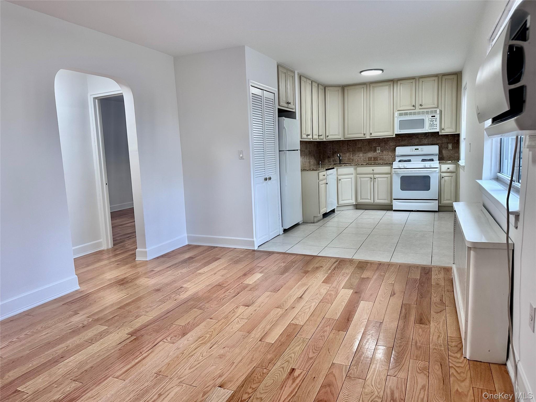 #7 photo, 25555 75th Avenue, Glen Oaks , NY 11004