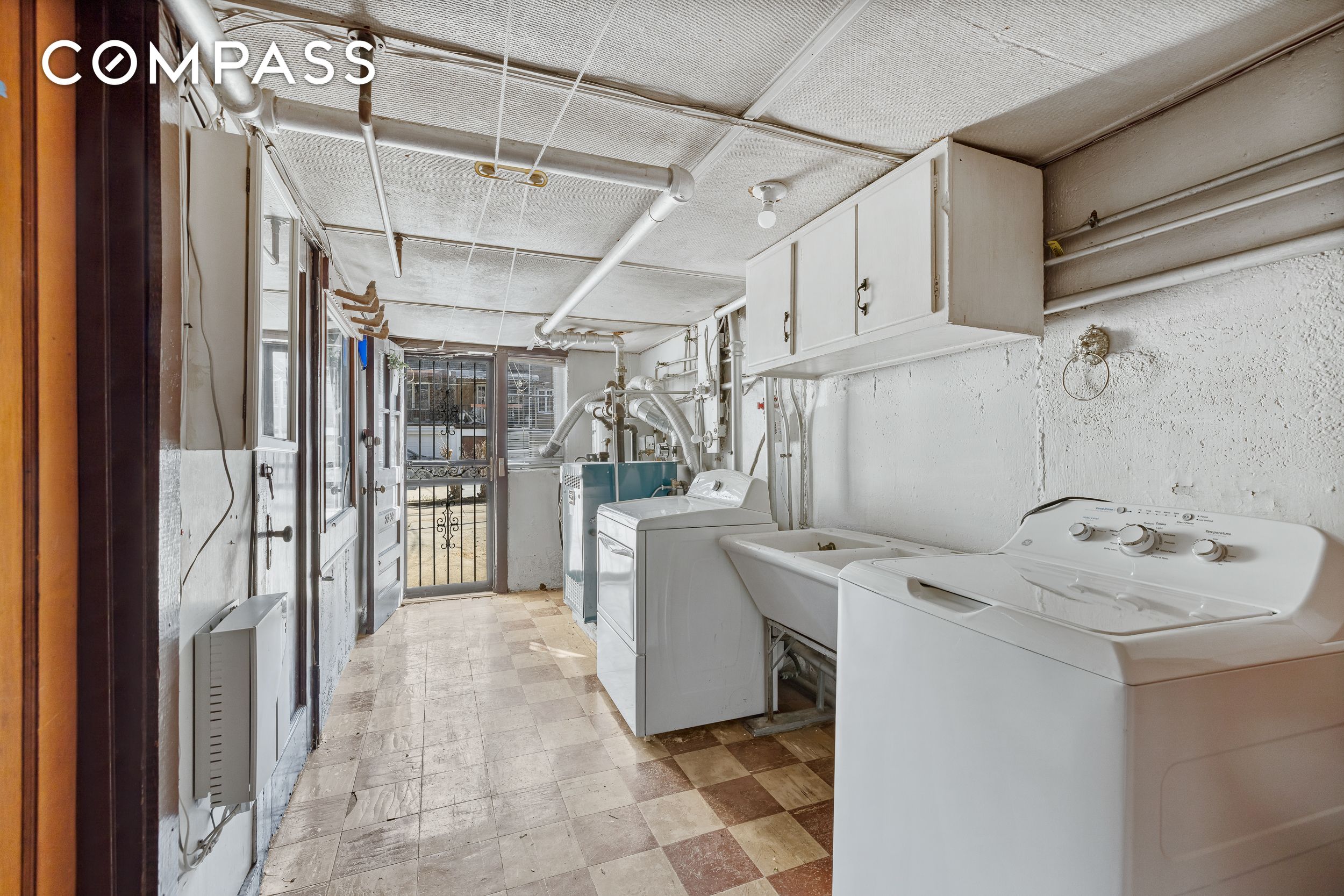 #17 photo, 77-09 82nd Street, Куинс ‖ Glendale , NY 11385