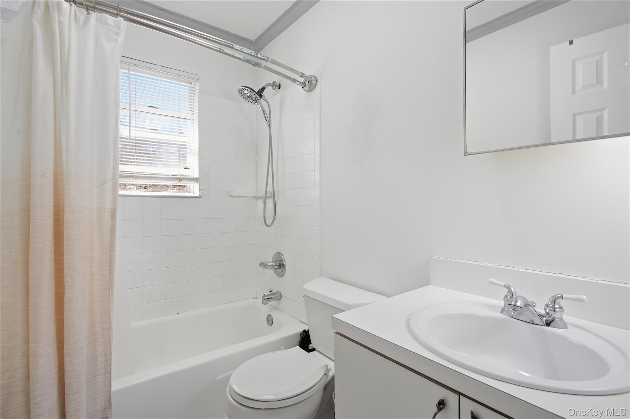 #16 photo, 254 40th Street, সাফোক কাউন্টি Copiague , NY 11726