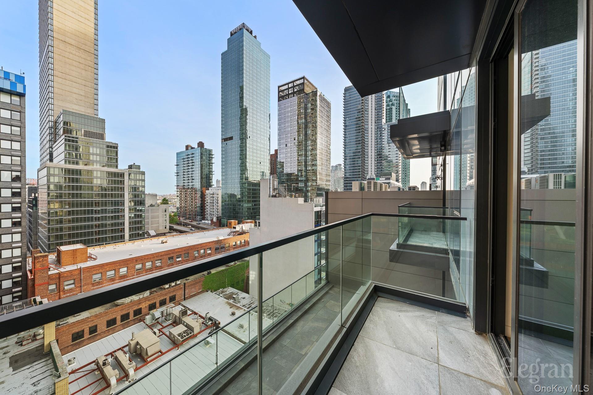 #13 photo, 4262 Hunter Street, कुईंस Long Island City , NY 11101