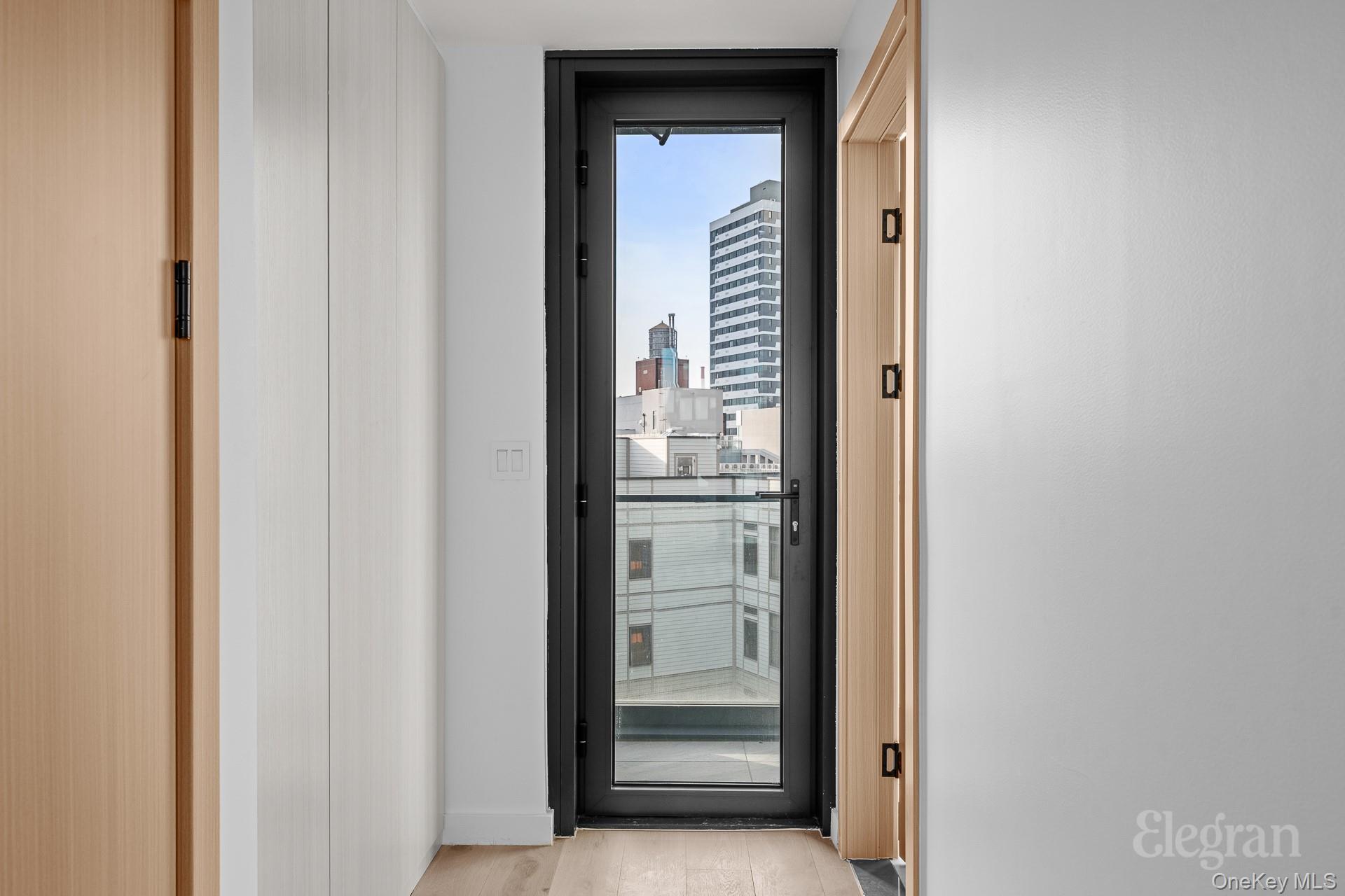 #14 photo, 4262 Hunter Street, कुईंस Long Island City , NY 11101