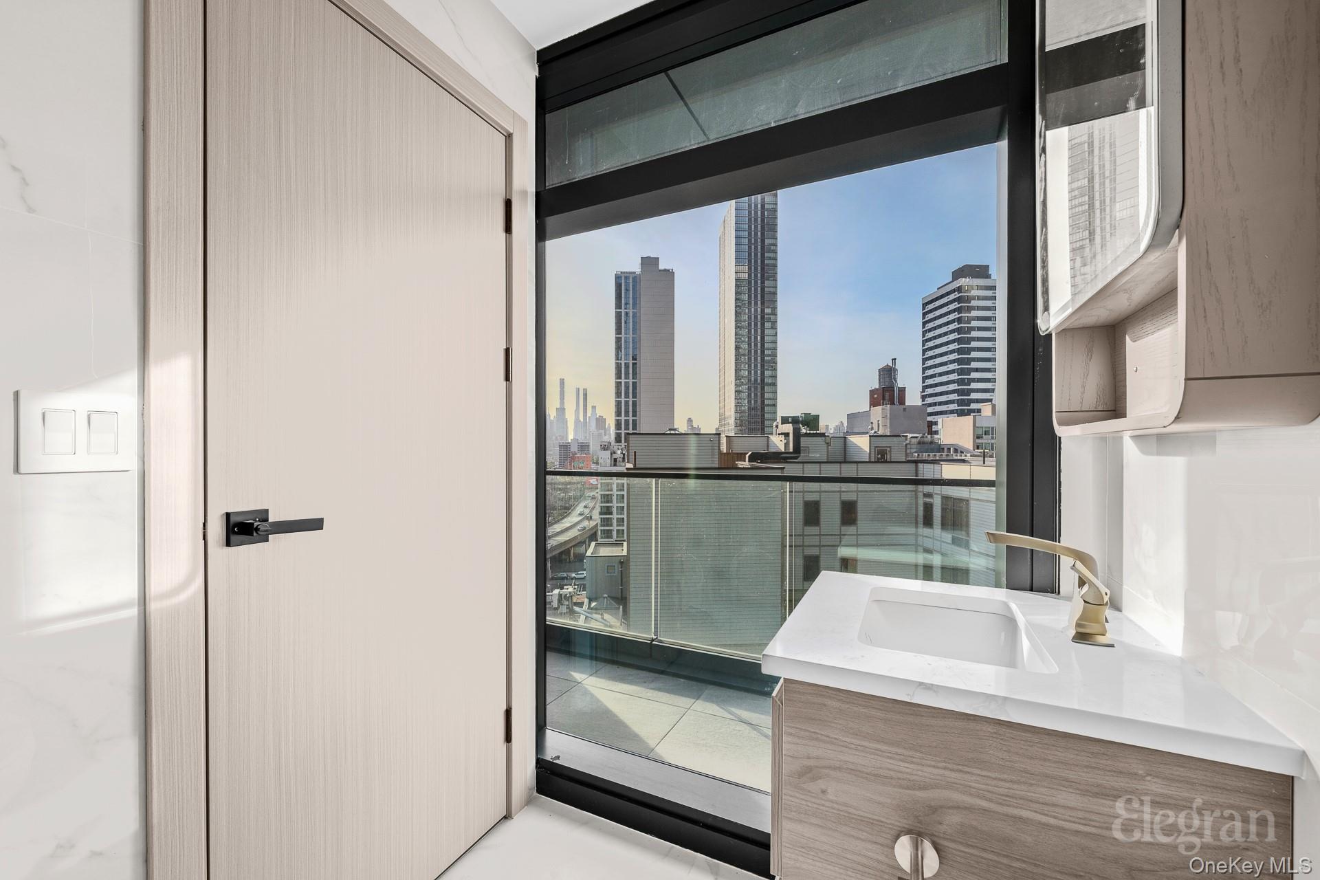 #15 photo, 4262 Hunter Street, कुईंस Long Island City , NY 11101