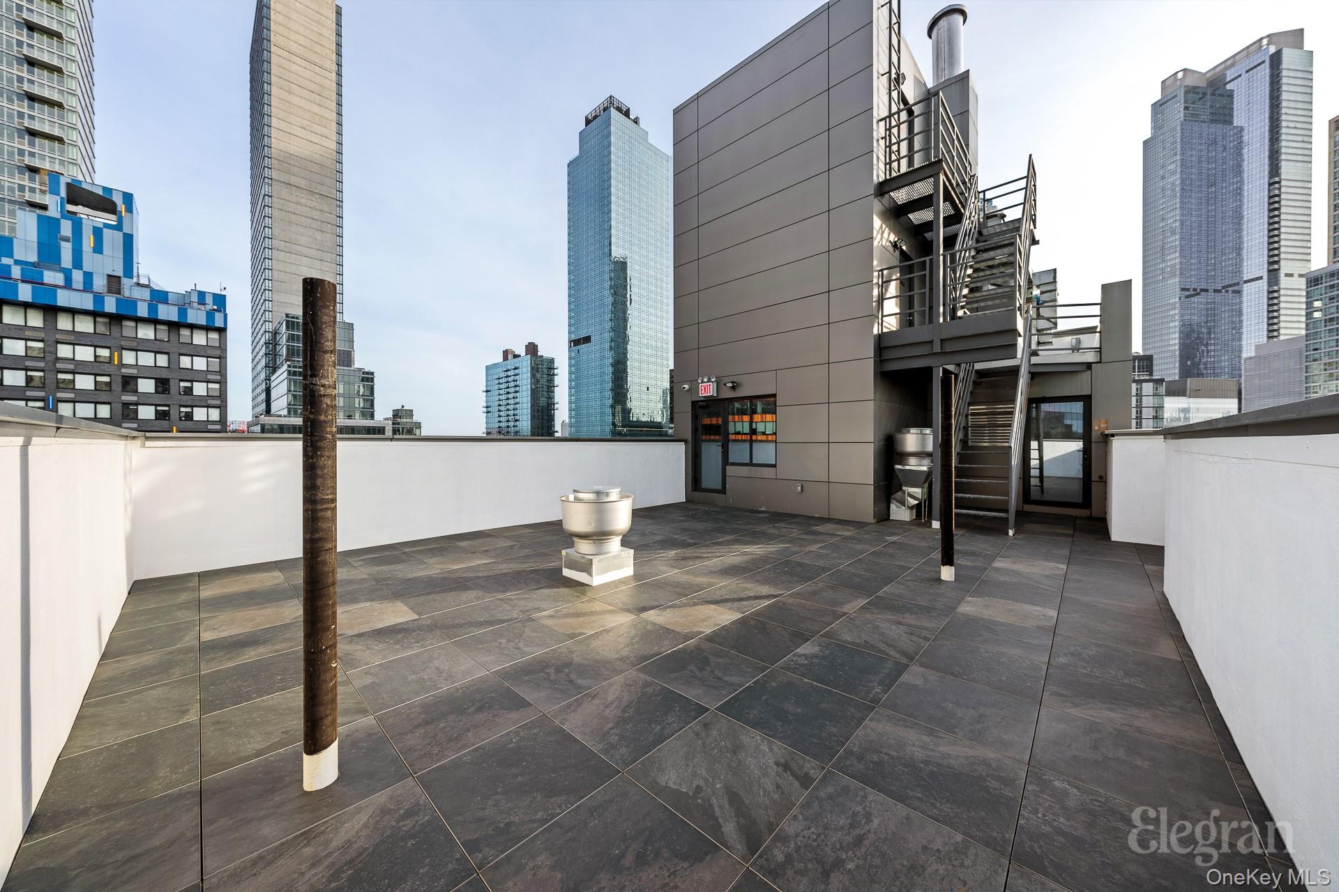 #19 photo, 4262 Hunter Street, कुईंस Long Island City , NY 11101