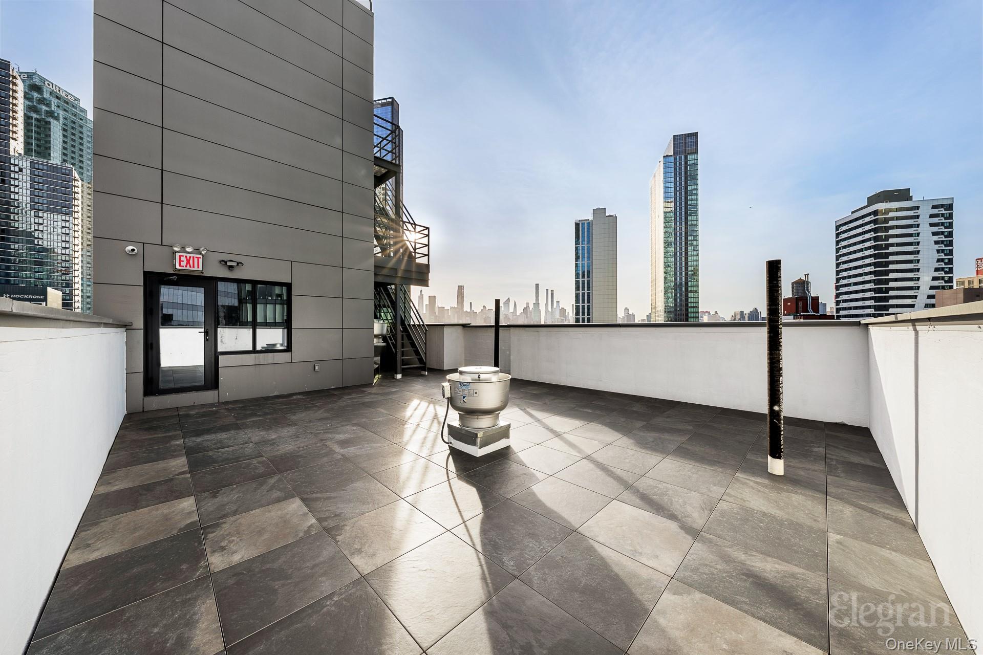 #20 photo, 4262 Hunter Street, कुईंस Long Island City , NY 11101