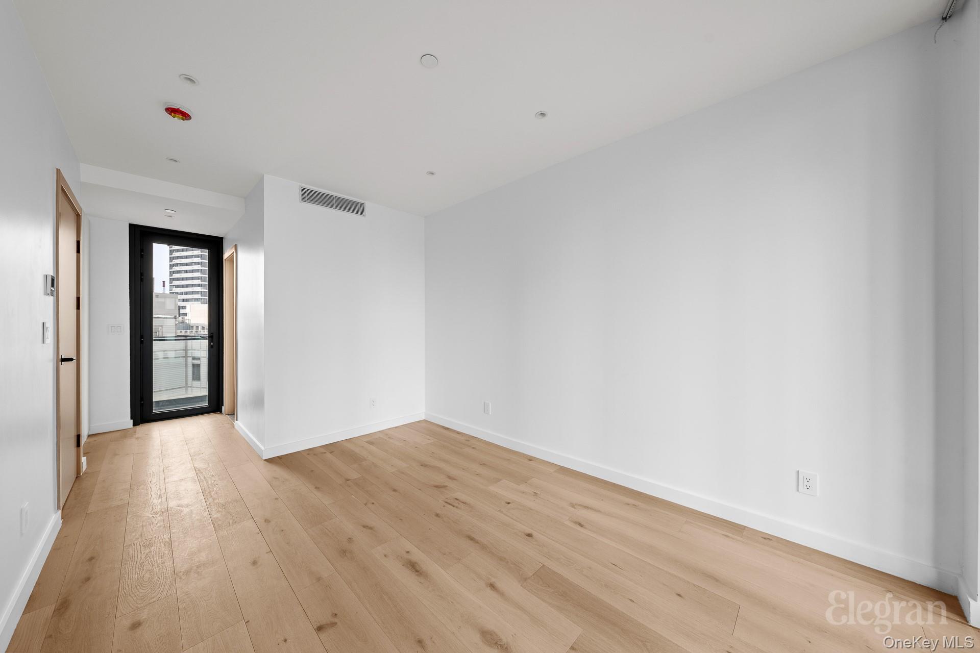 #4 photo, 4262 Hunter Street, कुईंस Long Island City , NY 11101