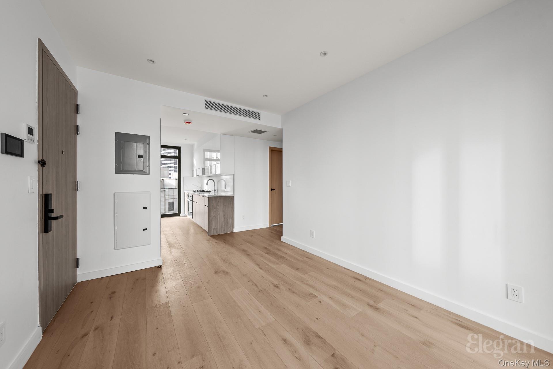 #7 photo, 4262 Hunter Street, कुईंस Long Island City , NY 11101