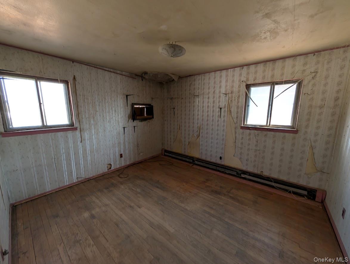 #3 photo, 388 Vespucci Avenue, Copiague , NY 11726