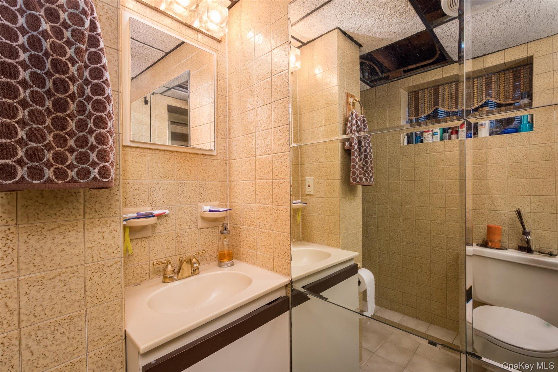 #15 photo, 527 Willow Street, South Hempstead , NY 11550