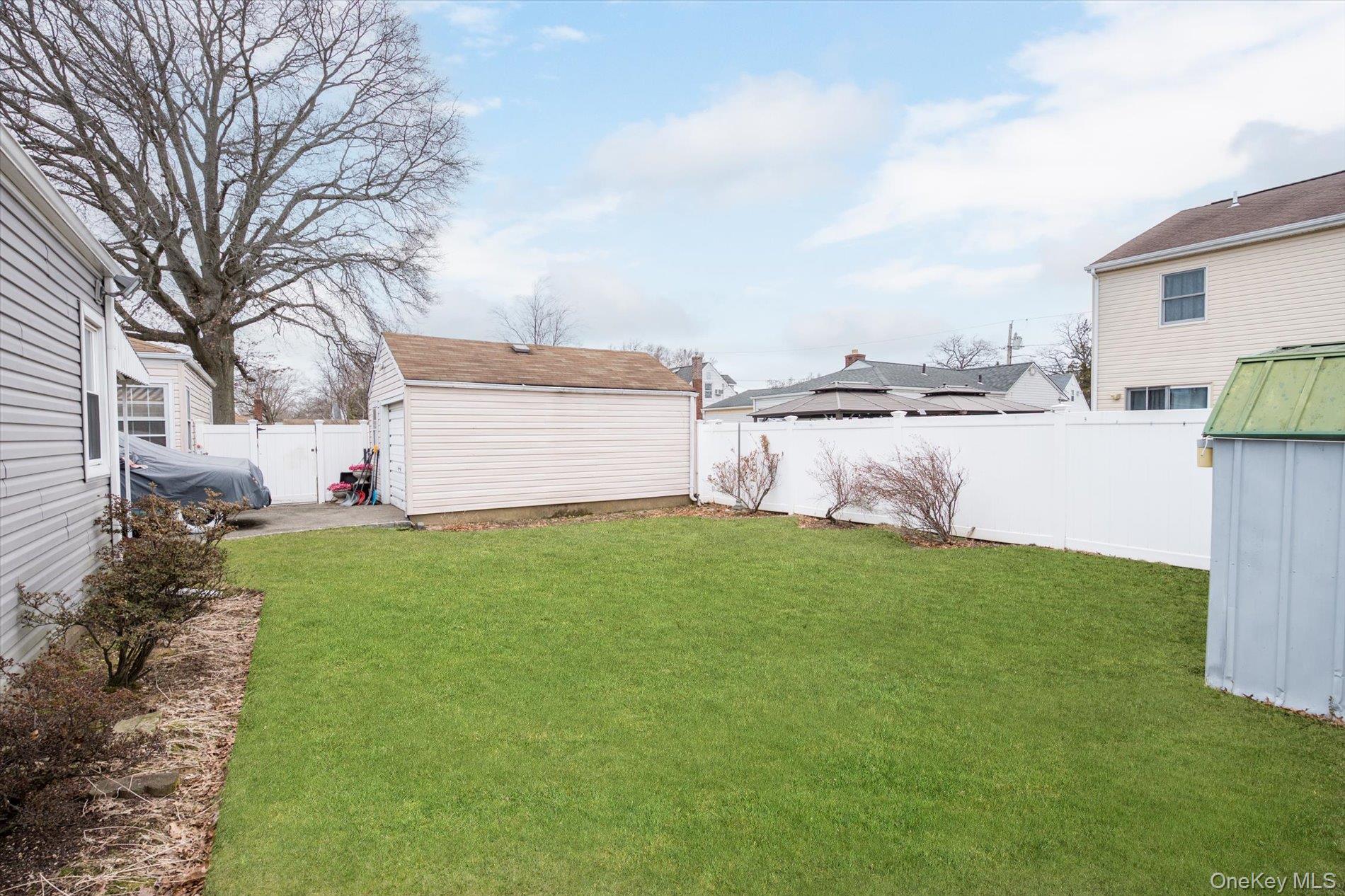 #18 photo, 527 Willow Street, South Hempstead , NY 11550