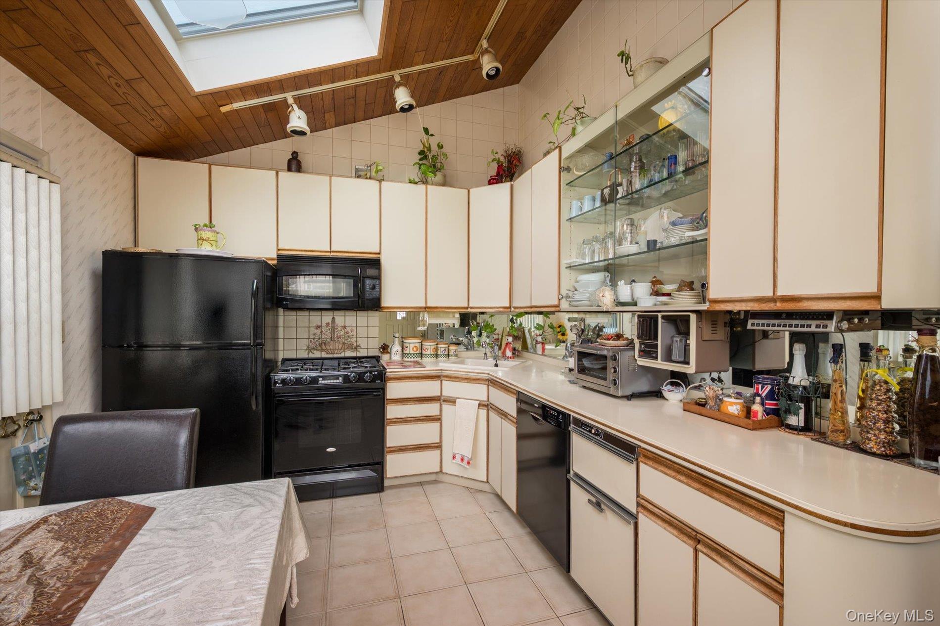 #6 photo, 527 Willow Street, South Hempstead , NY 11550