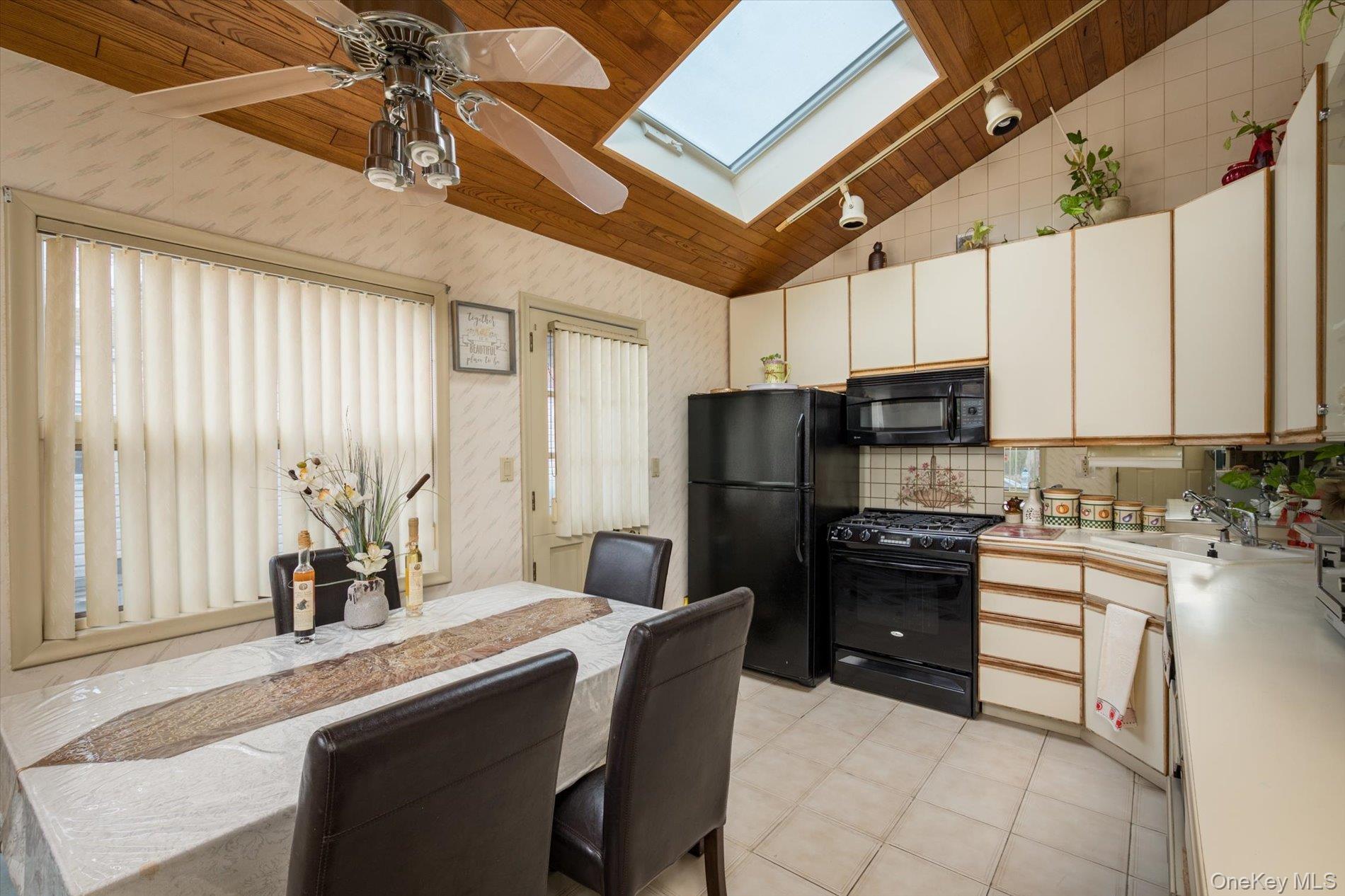 #7 photo, 527 Willow Street, South Hempstead , NY 11550