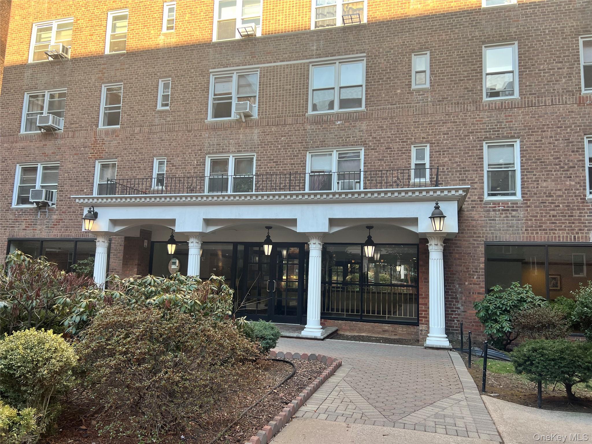 #1 photo, 105-38 63rd Drive, كوينز Forest Hills , NY 11375