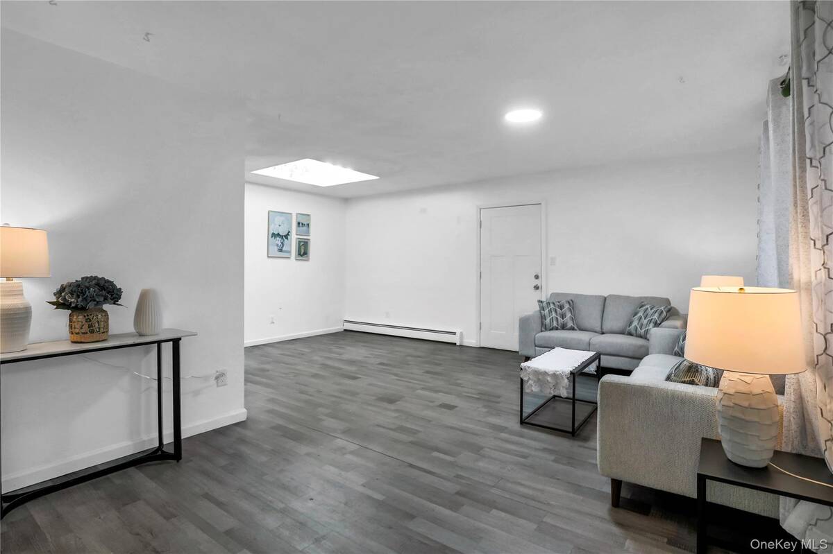 #2 photo, 11 Broadway, सफ़ोक काउंटी Ronkonkoma , NY 11779